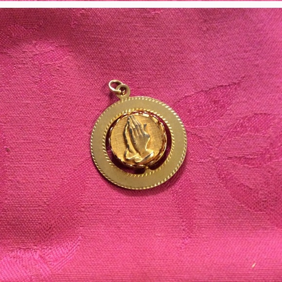 Prayer hands/ cross pendant - Picture 3 of 3